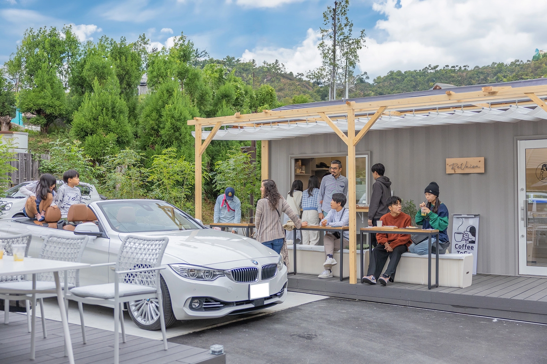 Parking Cafe ReUnionの前で各自が自分の時間を過ごす様子の画像