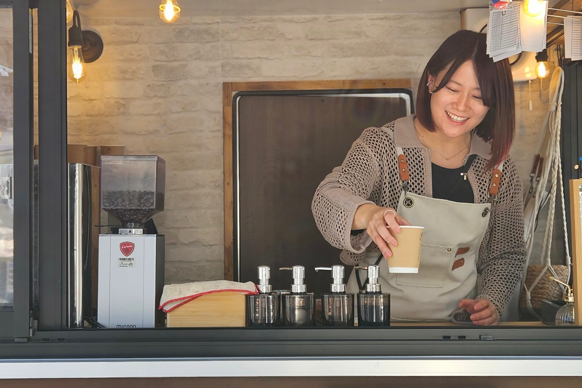 従業員がコーヒーを作っている様子の画像