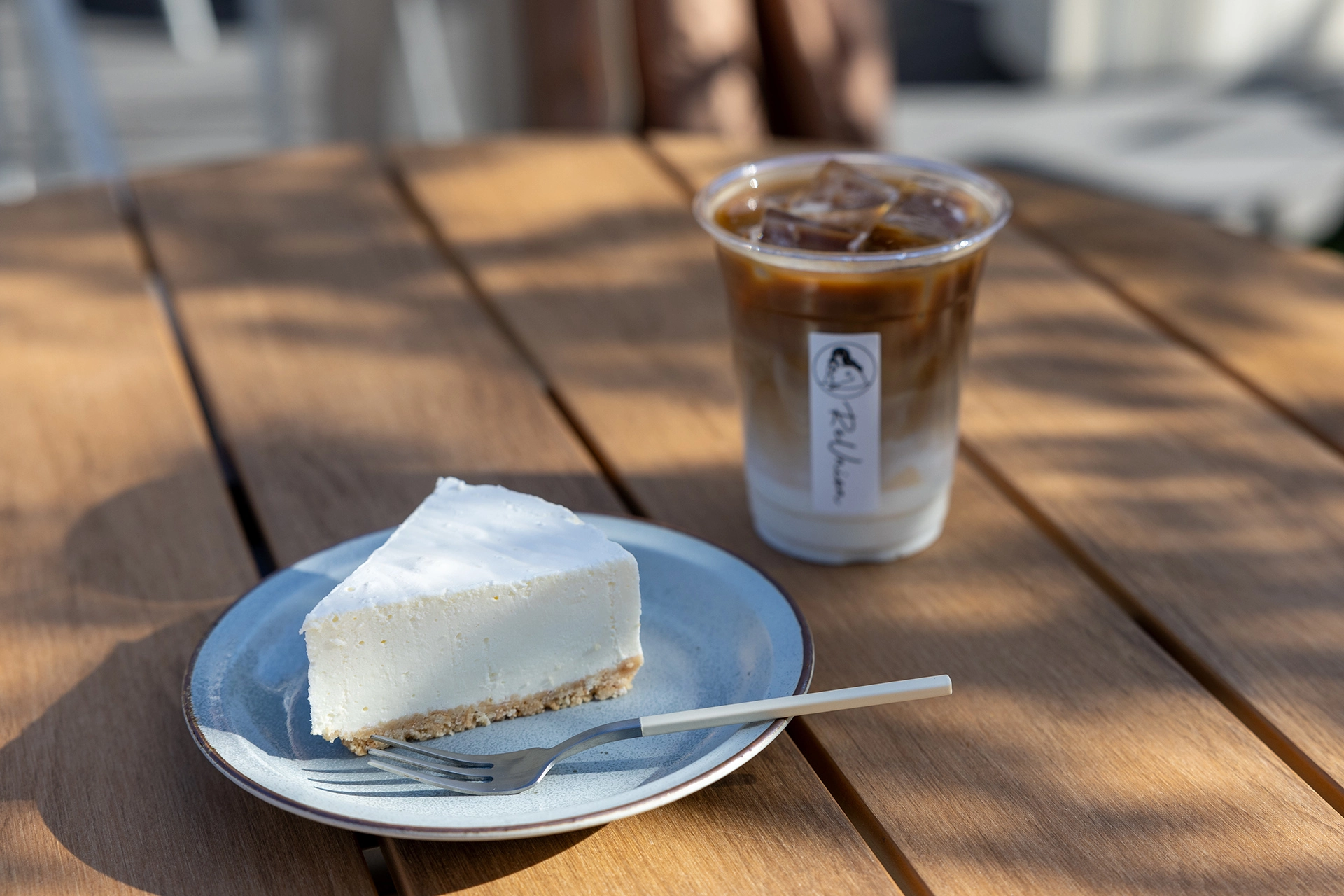 ケーキとコーヒーが写っている画像